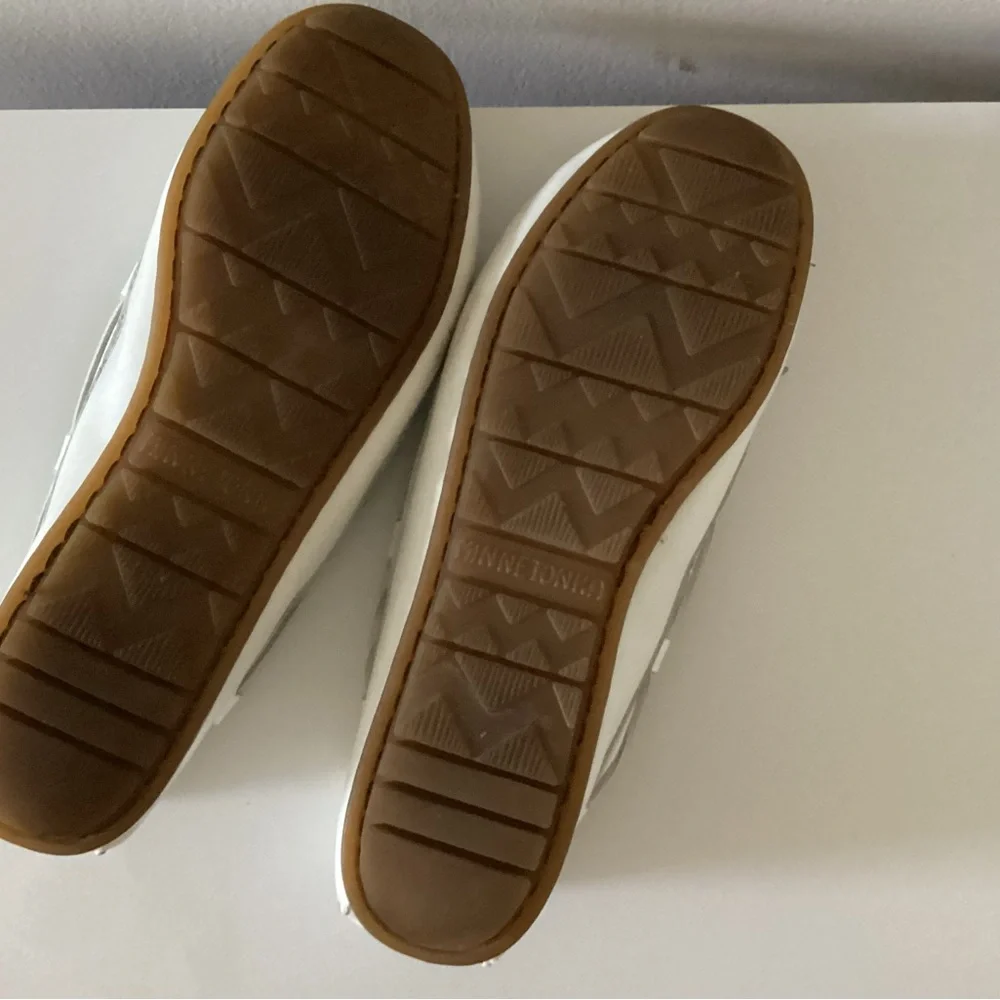 Minnetonka White genuine Leather Moccasins 8
